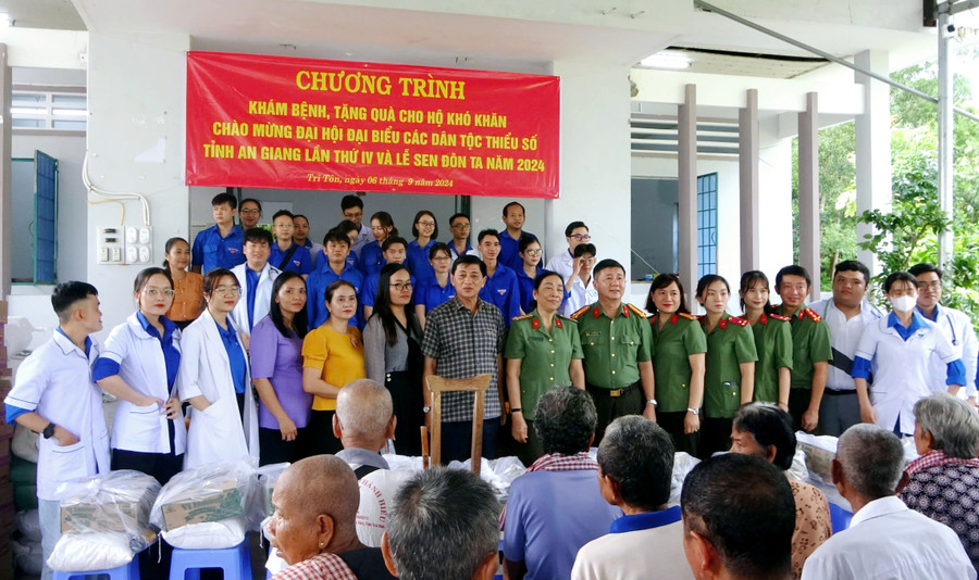 An Giang khám bệnh, cấp phát thuốc miễn phí và tặng quà cho bà con Khmer.