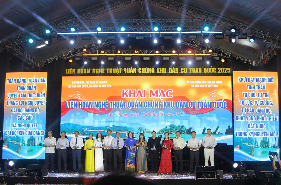 12 đoàn nghệ thuật quần chúng Khu dân cư tham dự Liên hoan toàn quốc năm 2025. Ảnh: Trọng Nhân.