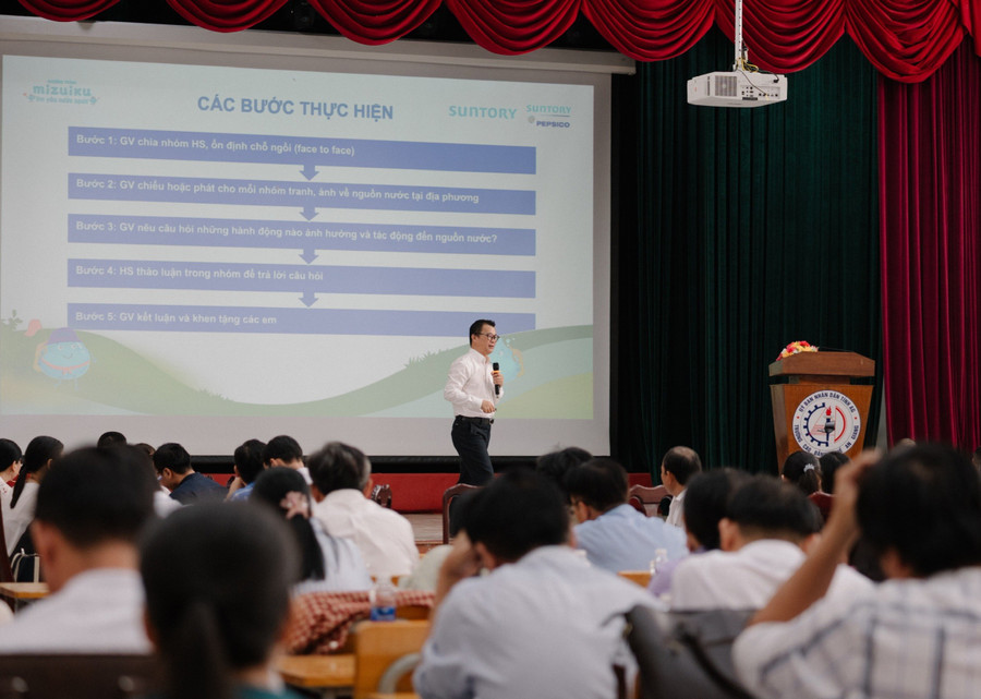 Báo cáo viên triển khai các nội dung tập huấn.