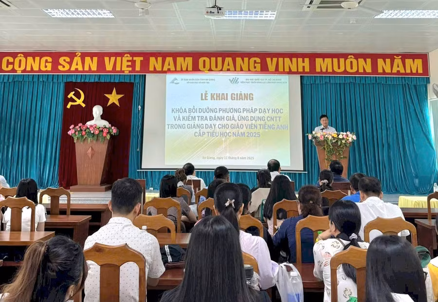 Sở GD&ĐT tỉnh An Giang tổ chức bồi dưỡng nâng cao năng lực chuyên môn cho giáo viên tiếng Anh cấp Tiểu học. Ảnh: Trọng Nhân.