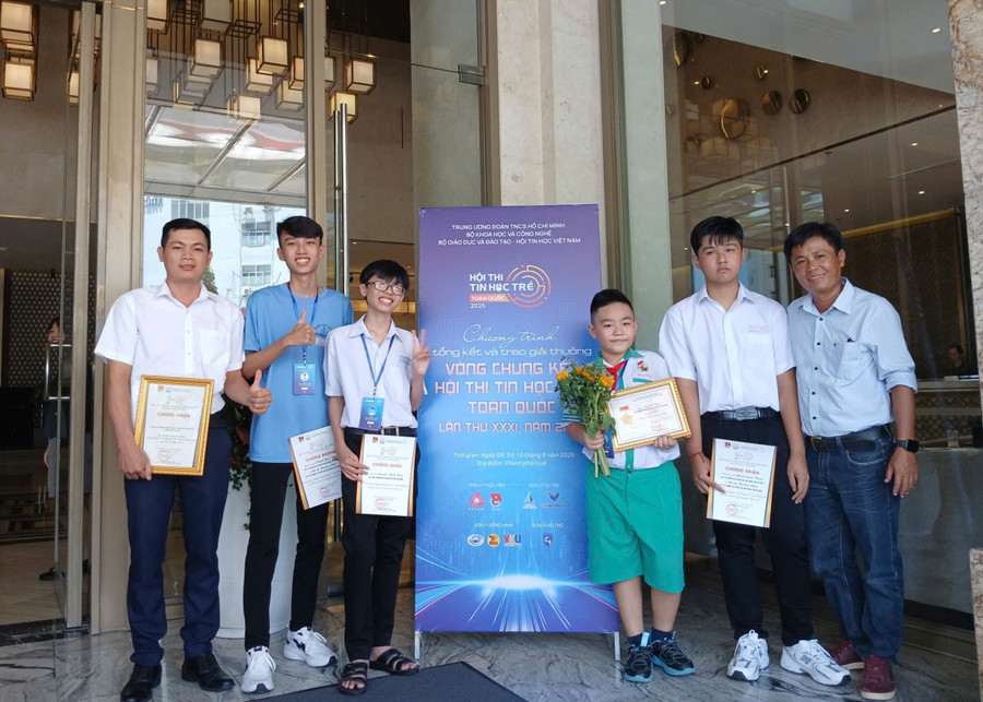 Đoàn giáo viên và học sinh An Giang tham dự Vòng Chung kết Hội thi. 1000051488.jpg