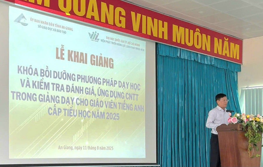Ông Võ Văn Quới - Phó trưởng Phòng Giáo dục Phổ thông, Sở GD&ĐT tỉnh An Giang phát biểu tại Lễ khai giảng. Ảnh: Trọng Nhân. 1000051496.jpg