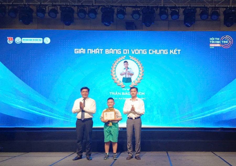 Em Trần Bảo Khiêm (học sinh lớp 4G Trường Phổ thông Thực hành Sư phạm tỉnh An Giang) đoạt giải Nhất (Bảng D1 dành cho học sinh Tiểu học). 1000051489.jpg
