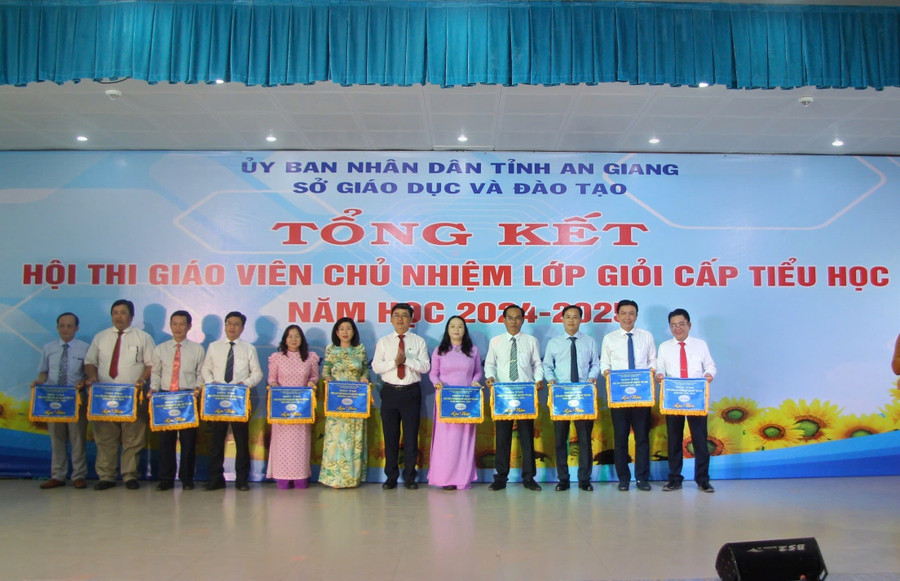 Sở GD&ĐT An Giang tổng kết Hội thi Giáo viên chủ nhiệm lớp giỏi cấp Tiểu học năm học 2024 - 2025. (Ảnh: Trọng Nhân)