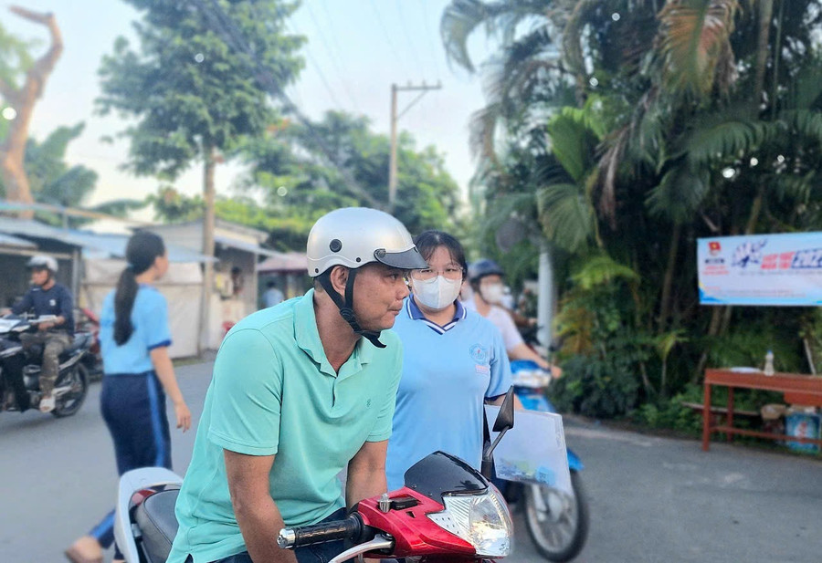 Phụ huynh dặn dò thí sinh trước giờ vào phòng thi. Ảnh: Trọng Nhân. 1000045552.jpg