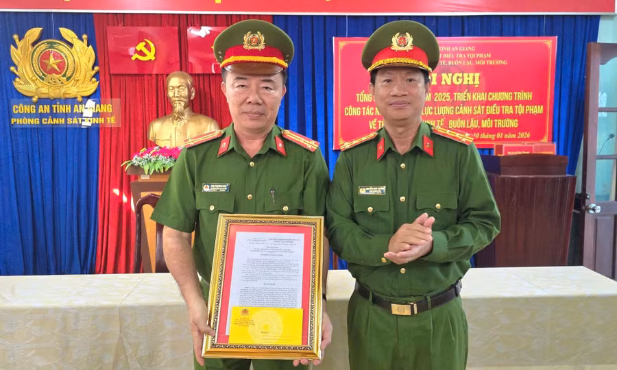 Đại tá Nguyễn Nhật Trường, Phó Giám đốc Công an tỉnh An Giang trao quyết định thưởng đột xuất cho Phòng Cảnh sát kinh tế.
