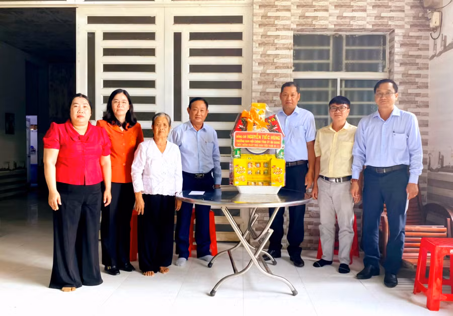 Trưởng ban Nội chính Tỉnh ủy An Giang thăm hỏi thầy, cô giáo đặc biệt khó khăn huyện Tri Tôn.