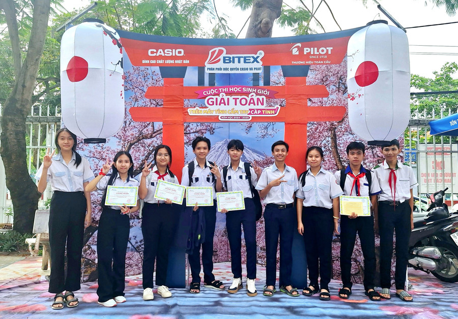 Hơn 380 học sinh An Giang hào hứng tham gia cuộc thi chọn học sinh giỏi giải toán trên máy tính cầm tay. (Ảnh: Trọng Nhân)