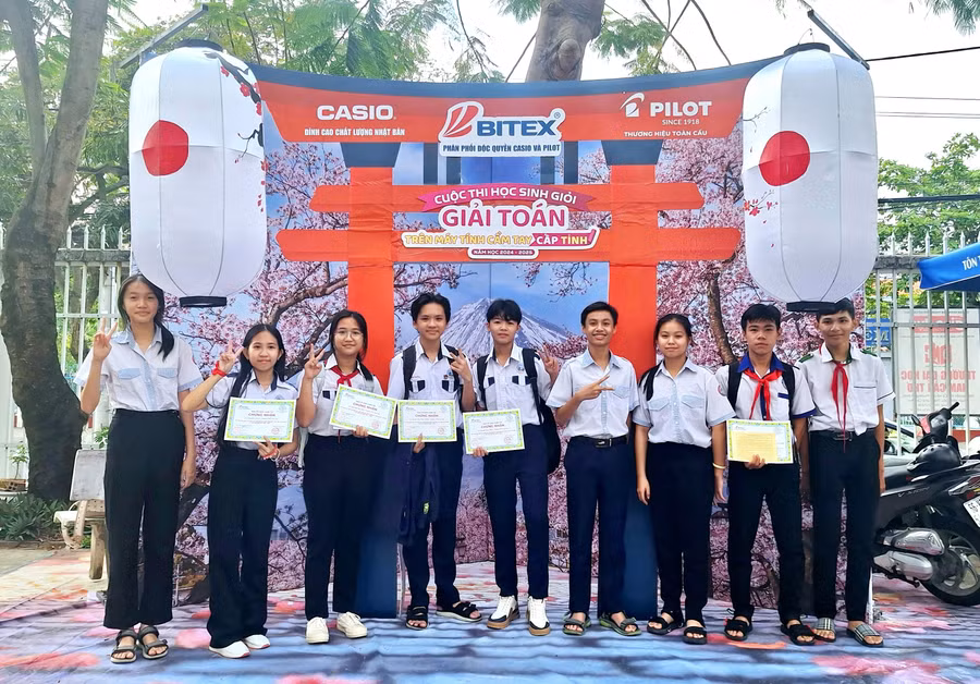 Hơn 380 học sinh An Giang hào hứng tham gia cuộc thi chọn học sinh giỏi giải toán trên máy tính cầm tay. (Ảnh: Trọng Nhân)