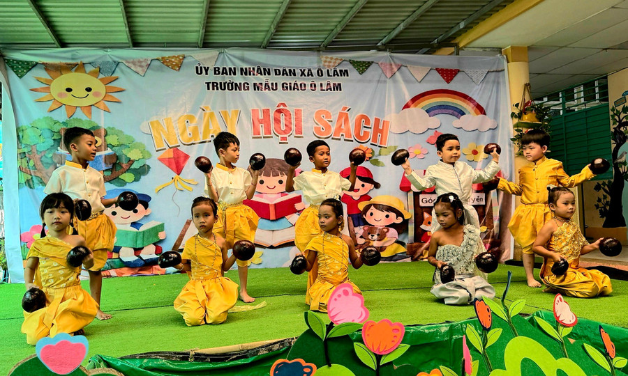 "Ngày hội sách" dành cho trẻ dân tộc Khmer xã Ô Lâm, tỉnh An Giang.