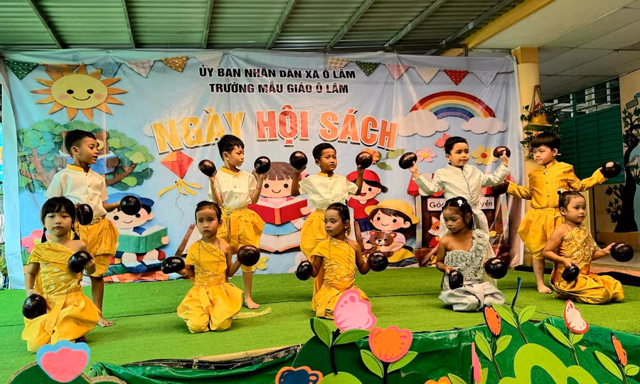 "Ngày hội sách" dành cho trẻ dân tộc Khmer xã Ô Lâm, tỉnh An Giang.