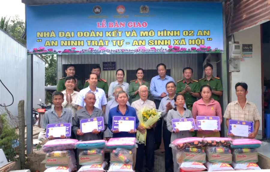 6 hộ gia đình ở xã Phú Hòa (tỉnh An Giang) được tặng nhà Đại đoàn kết.