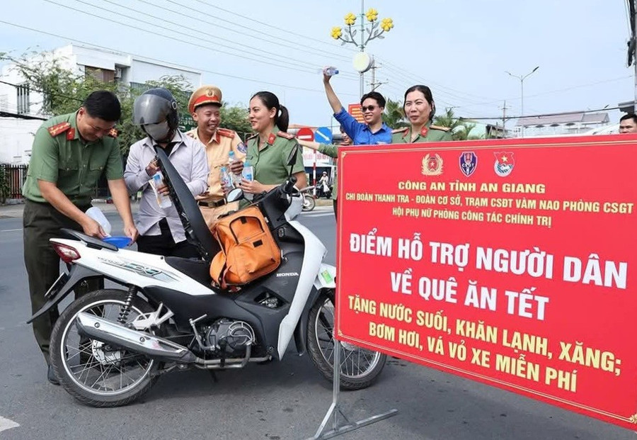 Công an tỉnh An Giang hỗ trợ người dân về quê ăn Tết.