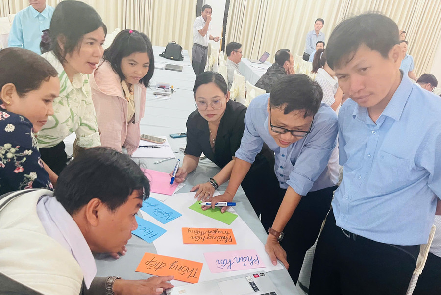 Các học viên xây dựng Kế hoạch, tổ chức dạy học tại lớp tập huấn. 1000058123.jpg
