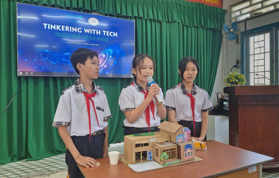 Cuộc thi "Tinkering with Tech - Khám phá công nghệ" dành cho học sinh THCS ở An Giang. Ảnh: T.N