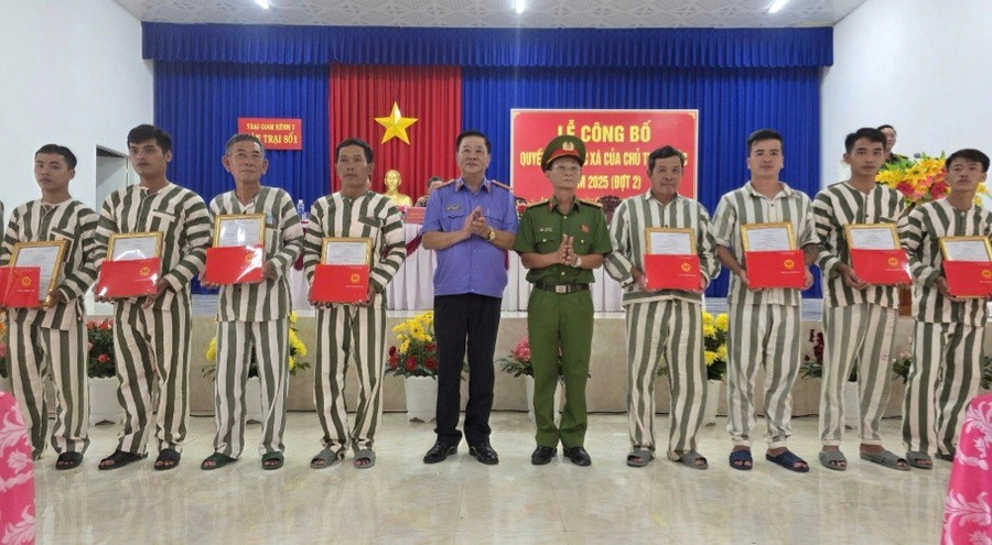 Lãnh đạo Trại giam Kênh 7 và Viện kiểm sát tỉnh An Giang trao quyết định đặc xá và chứng chỉ đào tạo nghề cho phạm nhân được đặc xá. 1000053979.jpg