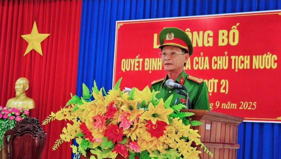 Thượng tá Võ Văn Vũ – Phó Giám thị, phụ trách Trại giam Kênh 7 công bố Quyết định đặc xá của Chủ tịch nước. 1000053974.jpg