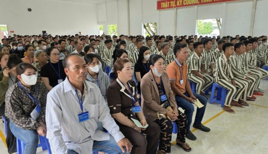 Người nhà và phạm nhân tham dự Lễ công bố Quyết định đặc xá. 1000053976.jpg