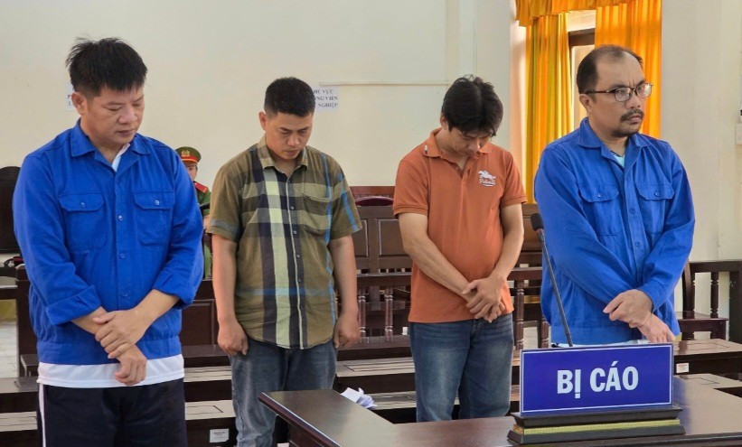 Các bị cáo tại phiên tòa. Ảnh: Văn Vũ.