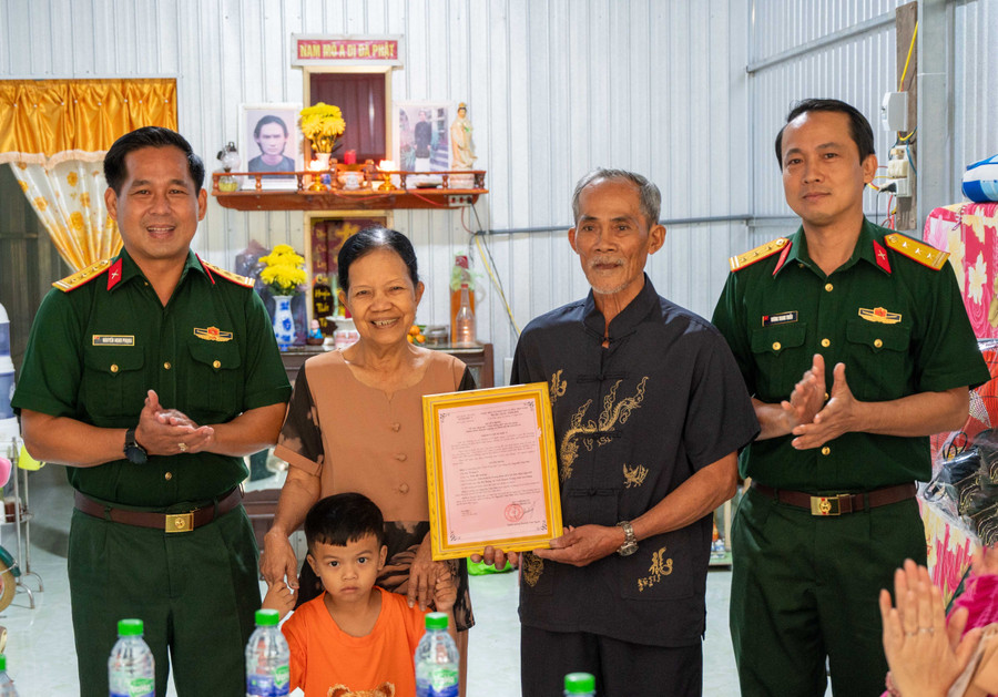 Trao quyết định trao nhà "Tình đồng đội" cho gia đình ông Nguyễn Văn Nhỏ.