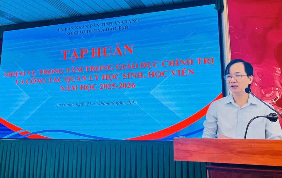 Khai mạc tập huấn nhiệm vụ trọng tâm trong giáo dục chính trị và công tác quản lý học sinh, học viên.