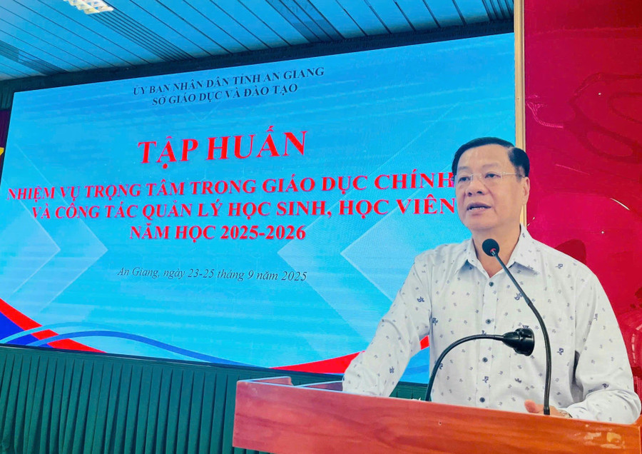 Ông Huỳnh Văn Hóa, Phó Giám đốc Sở GD&ĐT An Giang phát biểu khai mạc tập huấn. 1000056096.jpg
