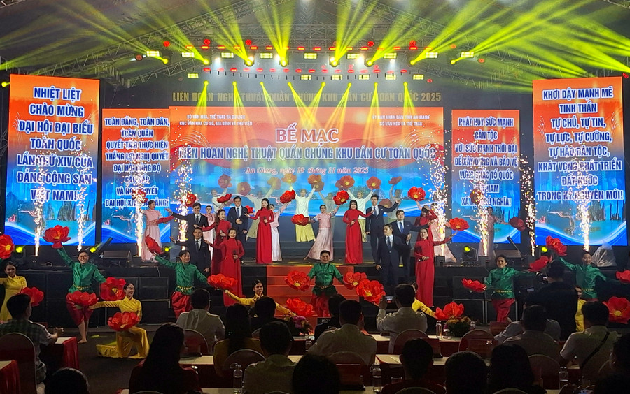 Sôi nổi Liên hoan nghệ thuật quần chúng Khu dân cư toàn quốc năm 2025 tại An Giang. Ảnh: Trọng Nhân.