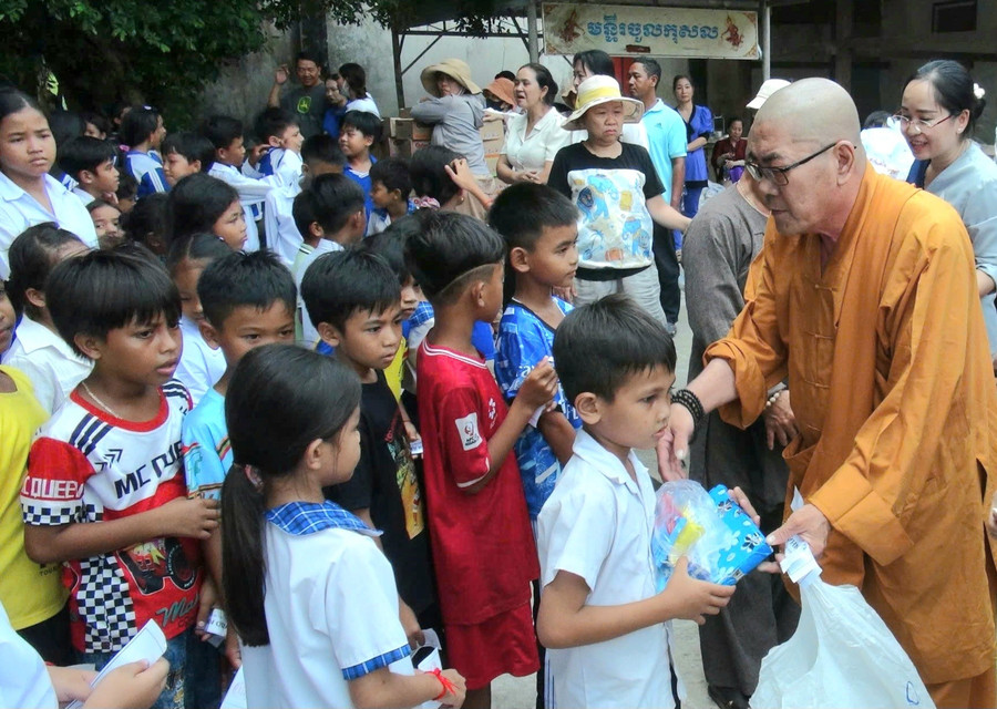 Trao quà cho trẻ em người dân tộc Khmer xã Ô Lâm, tỉnh An Giang. 1000048429.jpg