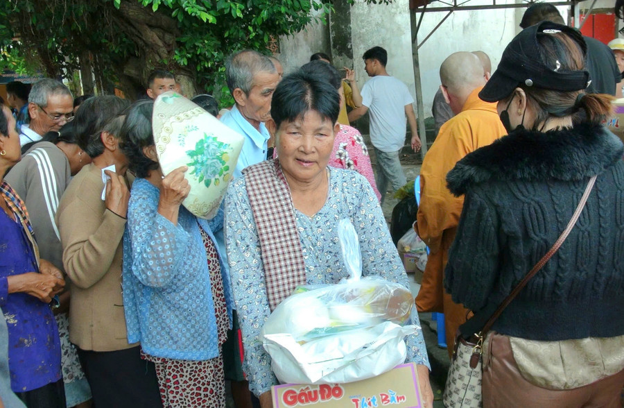 Niềm vui của bà con Khmer khi được trao quà. 1000048432.jpg