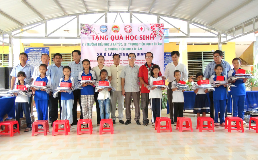 Liên hiệp các tổ chức hữu nghị tỉnh An Giang trao 400 phần quà cho học sinh Khmer xã Ô Lâm. 