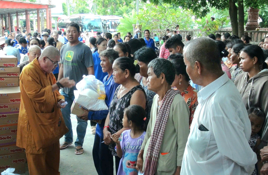 Trao 500 phần quà cho bà con và trẻ em dân tộc Khmer xã Ô Lâm, tỉnh An Giang.