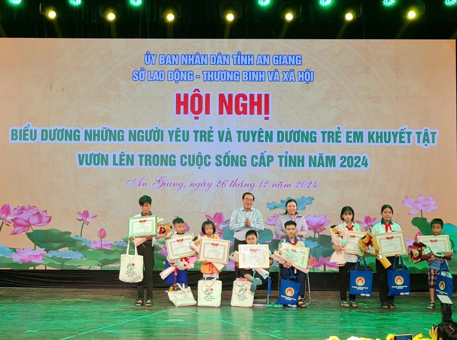 An Giang tuyên dương những người yêu trẻ và trẻ em khuyết tật vươn lên trong cuộc sống năm 2024.