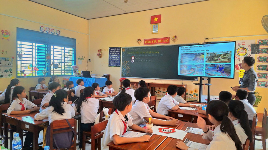 Hoạt động dự giờ tư vấn chuyên môn của Tổ bộ môn Mĩ thuật Tiểu học năm học 2024 - 2025. Ảnh: Trọng Nhân.