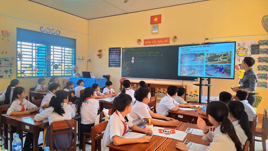 Hoạt động dự giờ tư vấn chuyên môn của Tổ bộ môn Mĩ thuật Tiểu học năm học 2024 - 2025. Ảnh: Trọng Nhân.