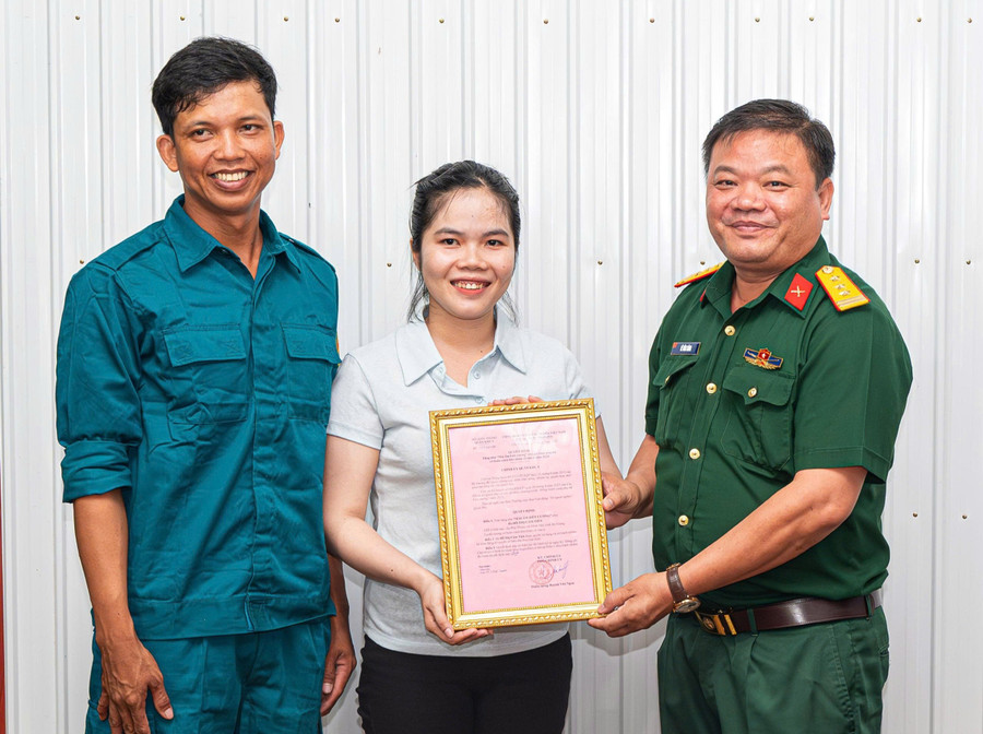 Trao Quyết định tặng nhà "Mái ấm biên cương" cho hộ gia đình phụ nữ khó khăn về nhà ở. 1000054977.jpg