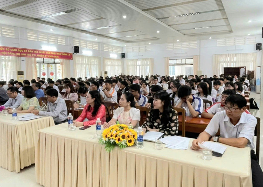 Đại biểu, giáo viên và học sinh giỏi tham dự lễ khai mạc. 1000054950.jpg