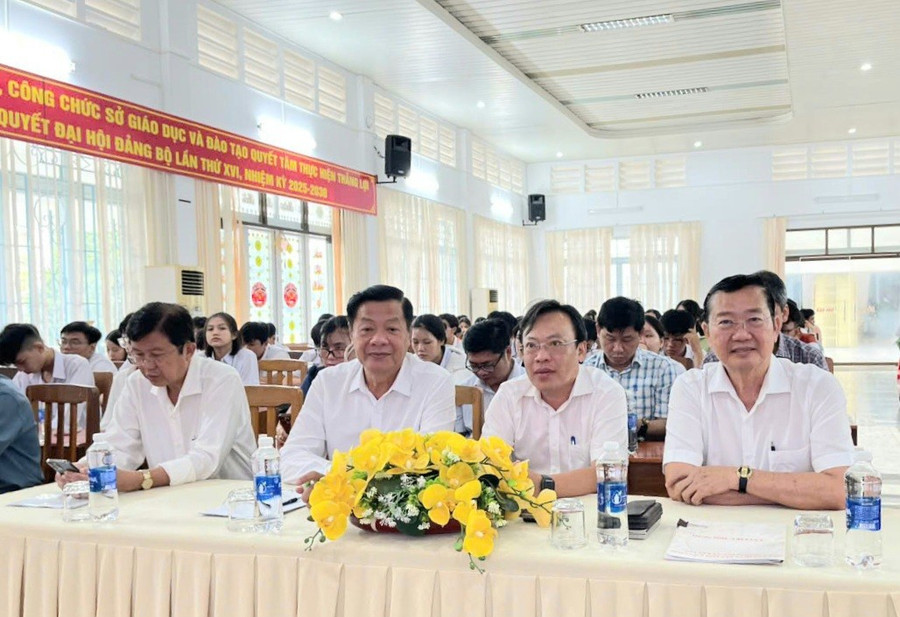 Ban Giám đốc Sở GD&ĐT tỉnh An Giang tham dự buổi lễ khai mạc. 1000054952.jpg