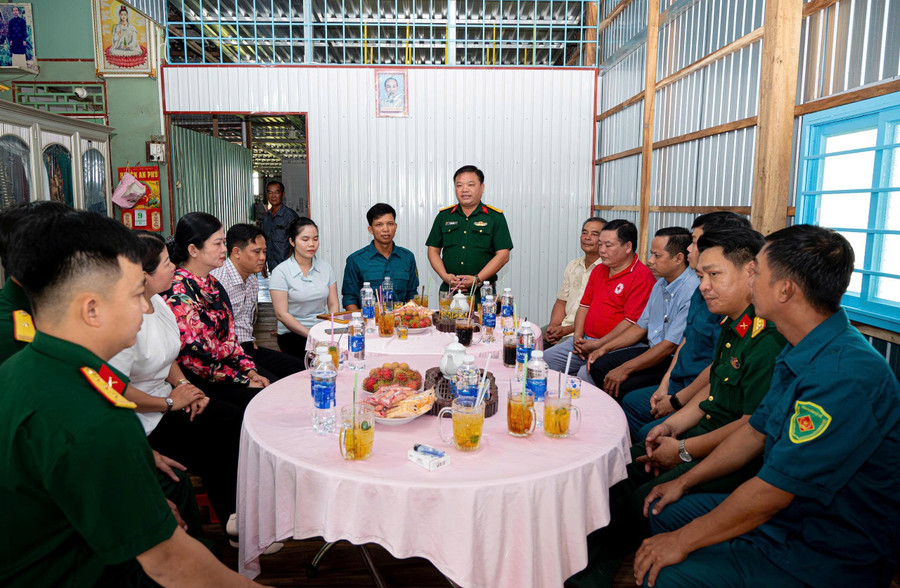 Đại diện Bộ Chỉ huy Quân sự tỉnh An Giang chia sẻ và chúc mừng gia đình được trao nhà. 1000054976.jpg
