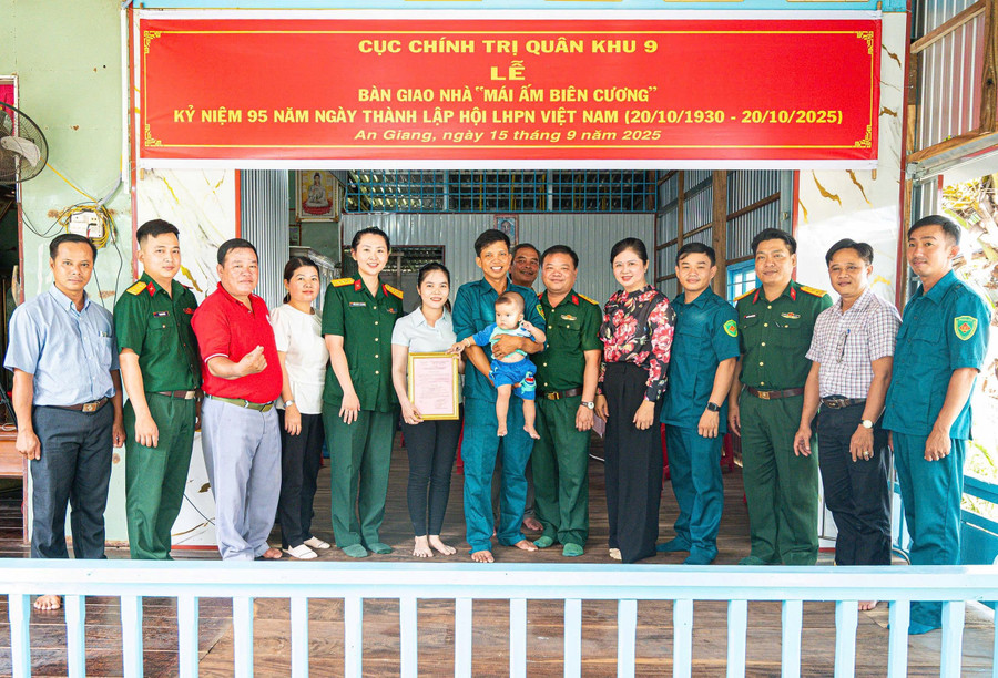Bộ Chỉ huy Quân sự tỉnh An Giang trao nhà "Mái ấm biên cương" cho hộ khó khăn về nhà ở.
