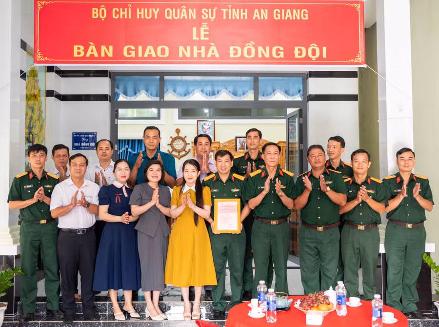 Trao Nhà Đồng đội giúp quân nhân tại ngũ thêm an tâm công tác.