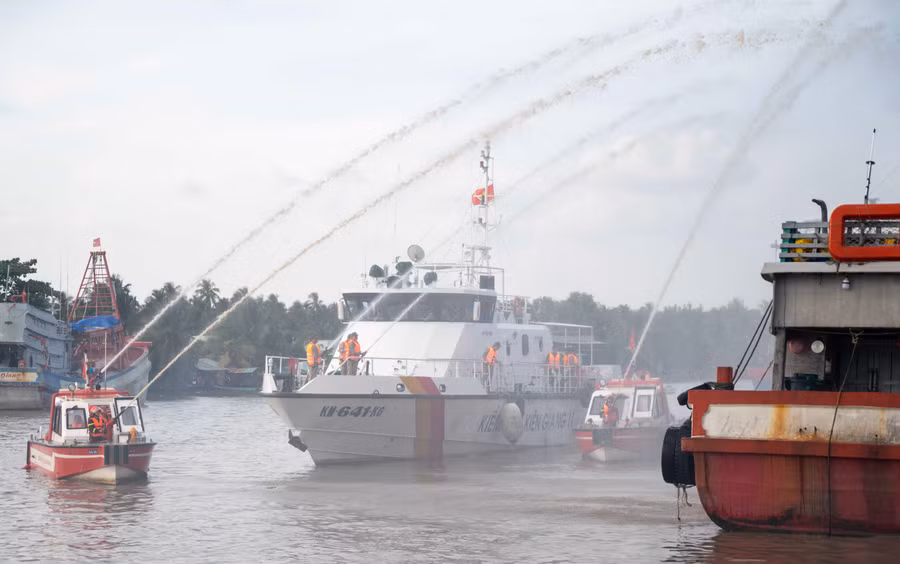 Diễn tập phương án chữa cháy, cứu nạn tại Cảng cá Tắc Cậu, An Giang.