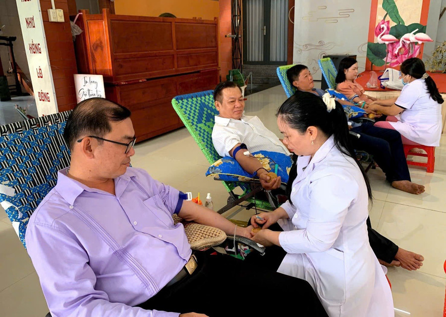 Cán bộ, giáo viên cùng công chức xã Phú Hòa (An Giang) tích cực tham gia hiến máu tình nguyện.