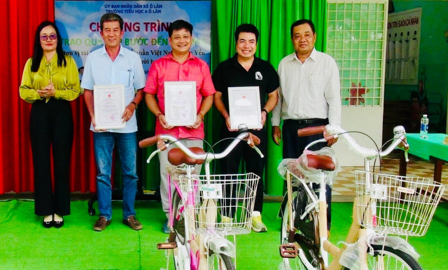 Đại diện chính quyền địa phương trao thư cảm ơn các nhà tài trợ. 1000054765.jpg