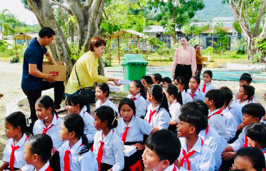 Trao tặng xe đạp và tập vở cho học sinh. 1000054766.jpg