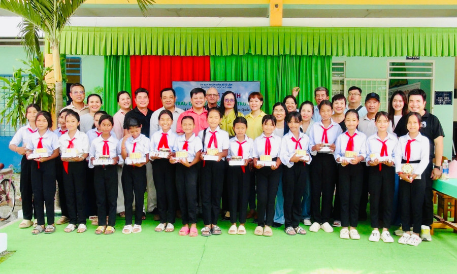 Trao học bổng và quà "Tiếp bước đến trường" cho học sinh Khmer vượt khó học tốt. 