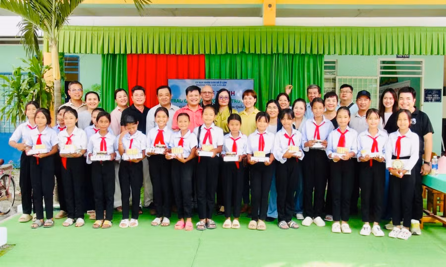 Trao học bổng và quà "Tiếp bước đến trường" cho học sinh Khmer vượt khó học tốt. 