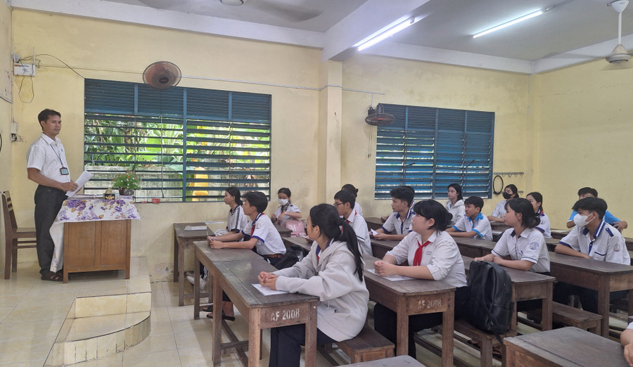 Cán bộ coi thi sinh hoạt quy chế thi. (Ảnh: Trọng Nhân) 1000043618.jpg
