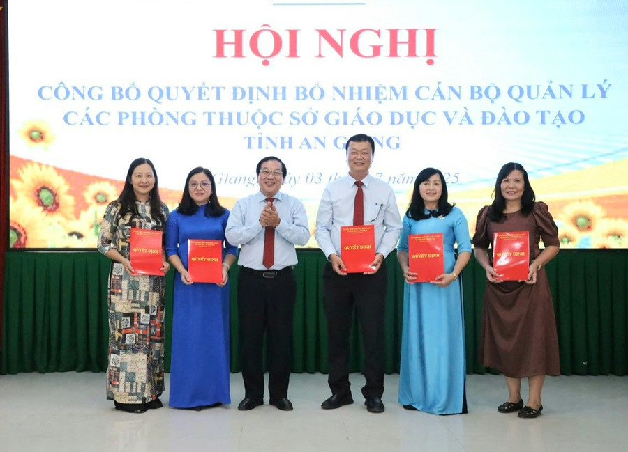 Ông Võ Bình Thư, Phó Giám đốc Sở GD&ĐT tỉnh An Giang trao quyết định điều động, bổ nhiệm và quyết định điều động, phân công công chức Phòng Giáo dục Mầm non. 1000046762.jpg