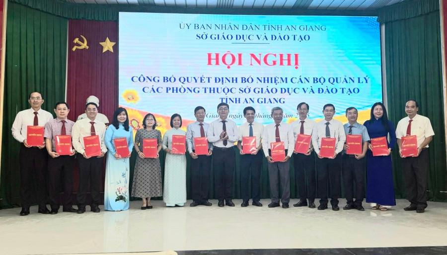 Ông Nguyễn Quốc Khanh, Phó Giám đốc Sở GD&ĐT tỉnh An Giang trao quyết định điều động, bổ nhiệm và phân công cho các công chức Phòng Giáo dục phổ thông. 1000046759.jpg