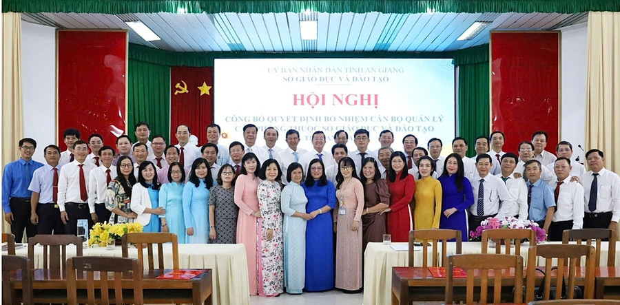 Tập thể cán bộ, công chức Sở GD&ĐT tỉnh An Giang. 1000046765.jpg